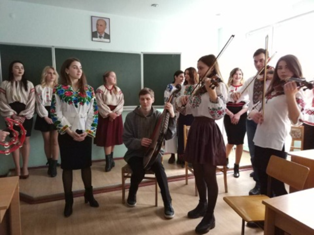 Мар'яна Дацишин співає народну пісню під живий супровід